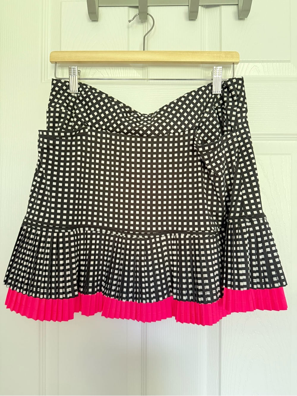 Tail Black & White Gingham Golf Skort with Hot Pink Pleated Hem Size Medium